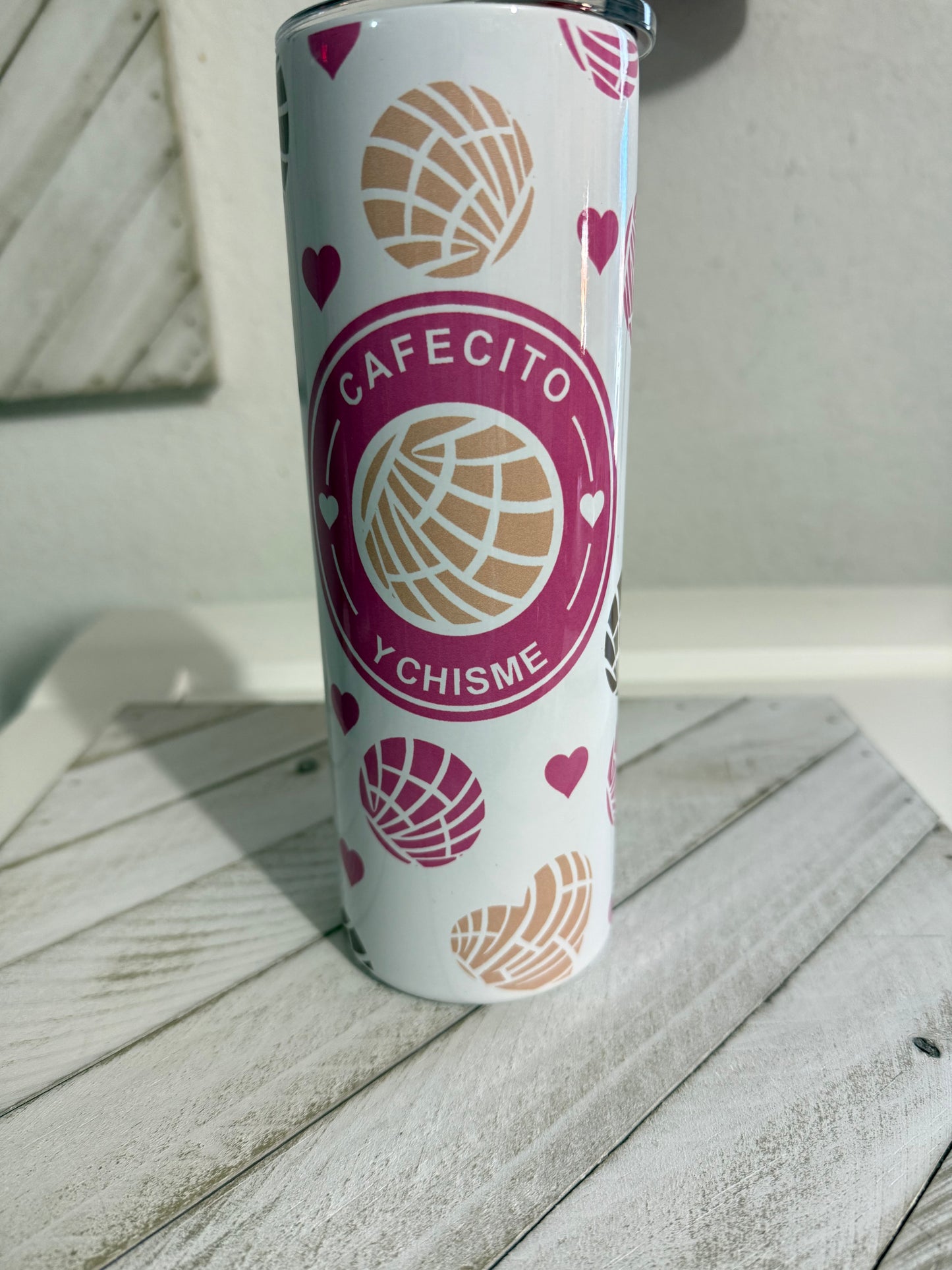Cafecito y Chisme conchas tumbler